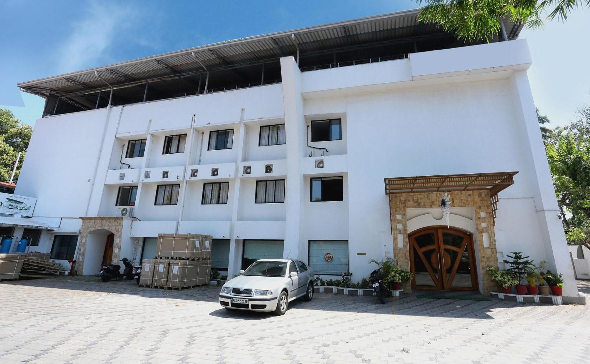 Super Townhouse Dona Castle Otel Kollam Dış mekan fotoğraf